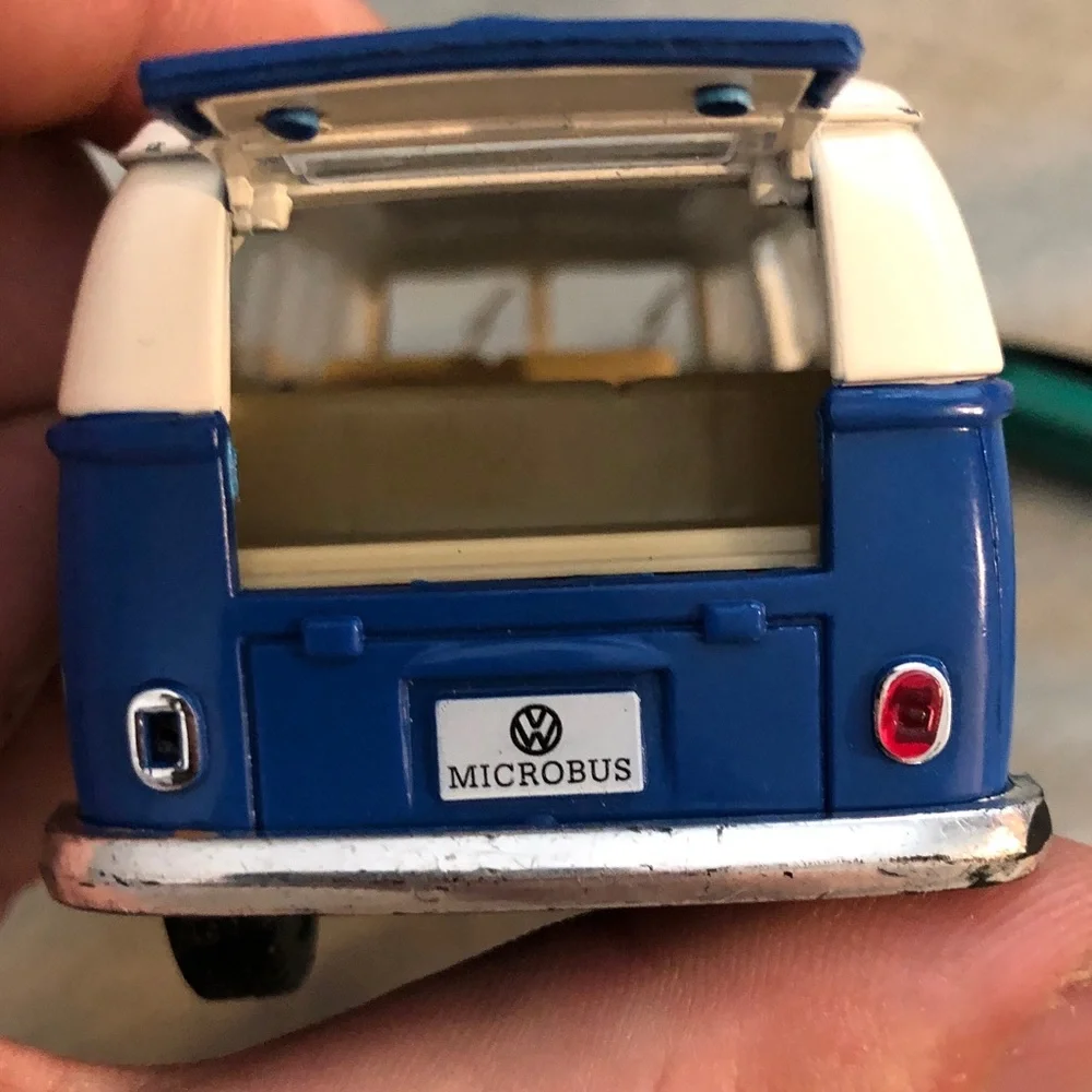 Flower Power Volkswagen Van - 1:32 Pull Back Action